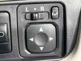 【電動格納ミラー】サイドミラーは電動格納式となっており、狭い駐車場でもキズがつくリスクを抑えられます。