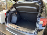 トランクの広さは、どうです、たくさんの荷物が積めますよ。トノカバー付き。荷室のプライバシーを守ってくれます。見た目もスッキリ、防犯性も高まります。