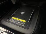 【ワイヤレス充電】車のワイヤレス充電は、スマートフォンを充電パッドに置くだけで簡単に充電できる便利な機能です。ケーブルが不要なので車内がすっきりし、運転中でも安全に使えます。