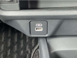 ナビとのUSB接続、充電ジャックも充実しています♪