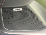 【BOSEサウンドシステム】メーカーオプションの高品位サウンドシステムを搭載。専用のチューニングが施された大小様々なスピーカーから良質なサウンドが奏でられ、臨場感あふれる音響空間を演出します。