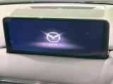 【マツダコネクトナビ】車内の雰囲気にマッチした一体型タイプのナビ。各種車輌設定やBluetooth再生等、様々な機能が楽しめます。直感的なダイヤル操作が可能で、使い勝手も良好です。