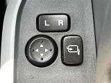 【電動格納ミラー】運転席のスイッチで、ドアミラーの開閉や角度の調整ができます。