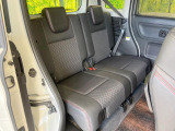 後部座席も気になるようなキズ・汚れやへたり等、大きなダメージはなく、良好な状態です。