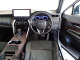 革巻きステアリングで快適な操作性の運転席です。