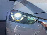 【LEDヘッドライト】悪天候や夜間走行時も良好な視界を確保し安心して運転できる高輝度LEDヘッドライトを装備!点灯速度が早く、消費電力も抑えられています。