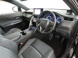 高級感のある美しいインテリアデザインの運転席です。