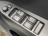 【電動格納ミラー】サイドミラーは電動格納式となっており、狭い駐車場でもキズがつくリスクを抑えられます。