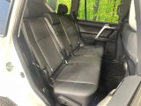後部座席も気になるようなキズ・汚れやへたり等、大きなダメージはなく、良好な状態です。