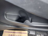 後部座席には、スッキリ使い易い大容量グローブボックス、カップホルダー、小物ポケット等々、豊富な収納ポケットが装備されてます