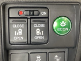 リアドアは乗り降りに便利な両側電動スライドドアです。また運転席に座っていながらスイッチ操作で自在にスライドドアを開け閉めできます。燃費に役立つECONボタンもここです。
