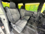 後部座席も気になるようなキズ・汚れやへたり等、大きなダメージはなく、良好な状態です。