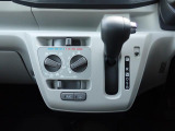 シフトとエアコンです。ダイヤル式のマニュアルエアコンになります。シンプルで使いやすい!