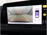 ★ギアをリバースに入れると車両後方の映像を映し出します。バック時の後方視認をサポートします。
