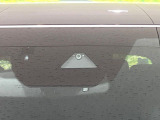 【i-ACTIVESENSE】走行中に前方の車両等を認識し、衝突しそうな時は警報とブレーキで衝突回避と被害軽減をアシスト。より安全にドライブをお楽しみいただけます。