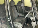 【ベンチシート】運転席と助手席の移動もスムーズ!狭い駐車場での乗り降りや、お子様の乗り降りにも便利です。座席の間にコンソールボックスやドリンクホルダーがないため、車内空間が広く感じます。