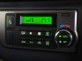 車内を快適に、オートエアコンを装備しています。