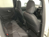 【リアシート】屋根までの高さがある車のため、大人の方でも圧迫感が少なく乗車出来ます。足元は広く取られているため、ゆったりとお乗り頂けます。