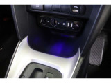 運転席からも助手席からも手が届きやすく、充電中のスマホなども置けるフロントコンソールボックスや使いやすい収納が適所にレイアウトされています。
