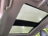 【大型サンルーフ】車内の解放感が一気に上がる大型のパノラマルーフ!季節を問わず開放的で快適なドライブをお楽しみいただけます。流通量も少なく希少価値の高い人気の装備です♪
