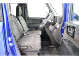 操作性に優れた運転席となります!小物入れや各ボタンの配置にこだわり、使いやすいです!座り心地もよく視認性も良好なのでロングドライブもお任せ下さい!