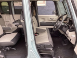 フロントシートです!!ベンチシートなので座席の移動もスムーズに出来ます!!足元も広く運転も楽ですよ!!