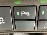 パーキングセンサーシステムは走行中に障害物が迫ると音と表示でお知らせ、低速走行時時の安心感を高めます