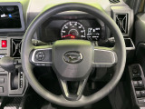 インテリアに合わせたデザインのステアリングは、運転される方のことも考え、運転しやすい形状、大きさです。是非一度、実際に触ってお確かめください。