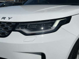 ヘッドライトのデザインも現行モデルで大きく意匠変更されました。シーケンシャルなデイライトが特徴的です。