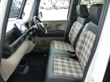 ●N-BOXジョイのシートはチェック柄です。