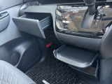 MAX3キロまで可能なトレーがエアコン操作部の下に付いてます☆★ちょっとした小物なども置いてもらえます♪