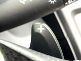 【パドルシフト】ハンドルから手を離さずに素早くシフトアップ&ダウンができるので、エンジンブレーキを使う下り坂や高速道路の合流で加速したい場面で役立ちます。