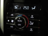 オートエアコン装備。希望の温度を設定すると、風量を自動で調整してくれます!
