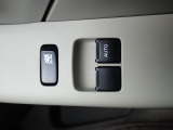 前席の窓の開閉は電動になりますので、便利ですよね。