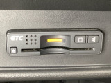 ハンドルの右下にETCがついています。高速道路の料金所の通過も楽々です!。 カードの取り出しもしやすい場所についています。