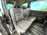 後部座席も気になるようなキズ・汚れやへたり等、大きなダメージはなく、良好な状態です。
