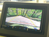 【バックカメラ】駐車時に後方がリアルタイム映像で確認できます。大型商業施設や立体駐車場での駐車時や、夜間のバック時に大活躍!運転スキルに関わらず、今や必須となった装備のひとつです!