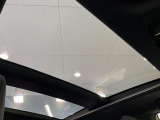 【ガラスルーフ】ガラスルーフ搭載で車内の解放感が一気にアップ!開放的なドライブをお楽しみいただけます。