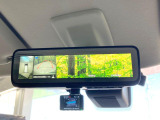 【デジタルルームミラー】後席の大きな荷物や同乗者で後方が確認しづらい時でも安心!カメラが撮影した車両後方の映像をルームミラー内に表示。クリアな視界で状況の確認が可能です!