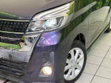 【LEDヘッドライト】悪天候や夜間走行時も良好な視界を確保し安心して運転できる高輝度LEDヘッドライトを装備!点灯速度が早く、消費電力も抑えられています。
