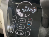 【オートエアコン】一度お好みの温度に設定すれば、車内の温度を検知し風量や温度を自動で調整。暑い&hellip;寒い&hellip;と何度もスイッチ操作をする必要はありません。快適な車内空間には必須の機能ですね♪
