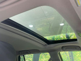 【サンルーフ】開放感たっぷりの希少装備、サンルーフが装着されています!車内に明かりを取り入れたり景色を楽しむ以外にも、車内の空気も簡単に換気できて快適です!