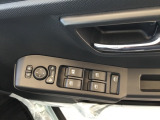 電動格納式ドアミラーのスイッチは運転席ドアにあります。