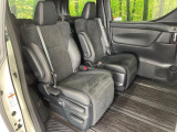 後部座席も気になるようなキズ・汚れやへたり等、大きなダメージはなく、良好な状態です。