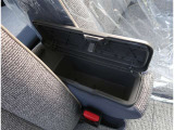 運転席と助手席の間にひじ掛け兼小物入れがあります