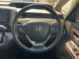 インテリアに合わせたデザインのステアリングは、運転される方のことも考え、運転しやすい形状、大きさです。是非一度、実際に触ってお確かめください。