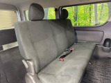 後部座席も気になるようなキズ・汚れやへたり等、大きなダメージはなく、良好な状態です。