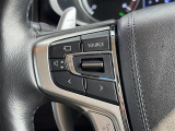 【ステアリングスイッチ】手元のボタンから、オーディオやナビなどの操作ができるので、よそ見をせずに安全に運転に集中できます。