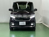 LEDヘッドライトを装備しています。LEDヘッドライトはとても明るく、雨の日や夜間走行も安全・安心です。オートライトコントロール付きで周囲の明るさに応じて自動で点灯・消灯します
