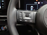 ハンドルから手を離さずにオーディオの操作ができるステアリングスイッチを装備。わき見運転の防止にもなり安全運転に貢献します。
